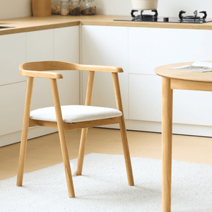 Jocelyn matstol i ek med beige tygsäte