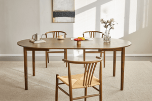 Naomi matstol i rökt bok med flätad sits