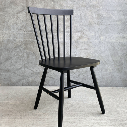 Holly pinnstol/matstol – trästol i svart