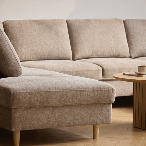Jennifer högervänd U-soffa i sand med schäslong - L: 300 x D: 208 x H: 82 cm