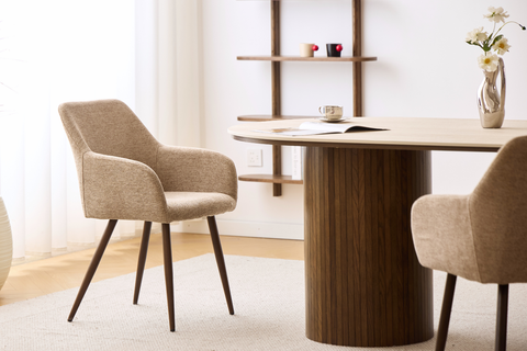 Jenna matstol - sandfärgad textil med rökt ek-look