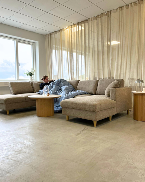 Jennifer vänstervänd U-soffa i sand med schäslong - L: 300 x D: 208 x H: 82 cm