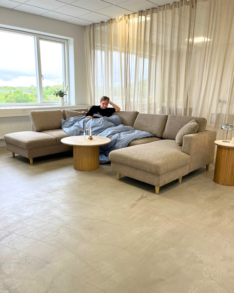Jennifer högervänd U-soffa i sand med schäslong - L: 300 x D: 208 x H: 82 cm