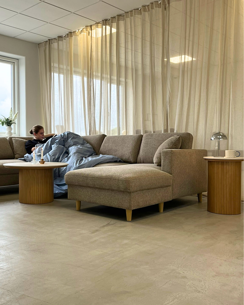 Jennifer högervänd U-soffa i sand med schäslong - L: 300 x D: 208 x H: 82 cm
