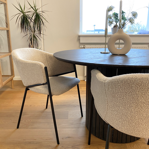 Carolina matstol i beige bouclé