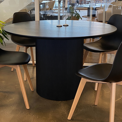 Carisma - Runt matbord med lameller, 120 cm i svart med pelarben
