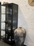 Herman vitrinskåp i stål med 2 glasluckor – svart
